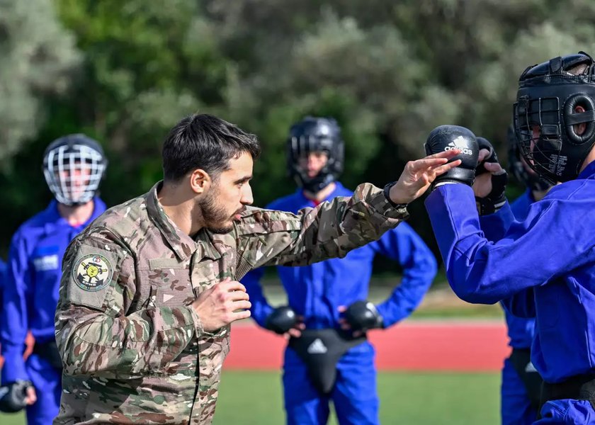 Un instructeur de l'armée française enseigne des techniques d'intervention à des volontaires du service militaire