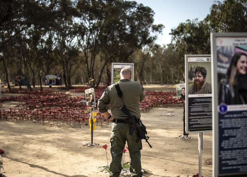 Un soldat rend hommage à la mémoire d'une victime de l'attaque du 7 octobre